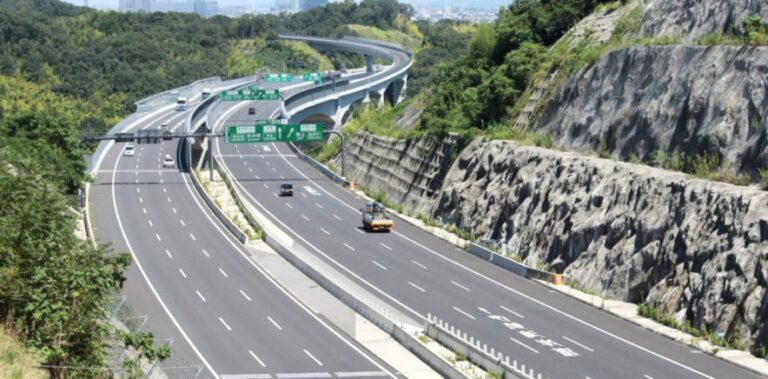 Japanese Expressway Is Getting A Lane Just For Self-Driving Trucks ...